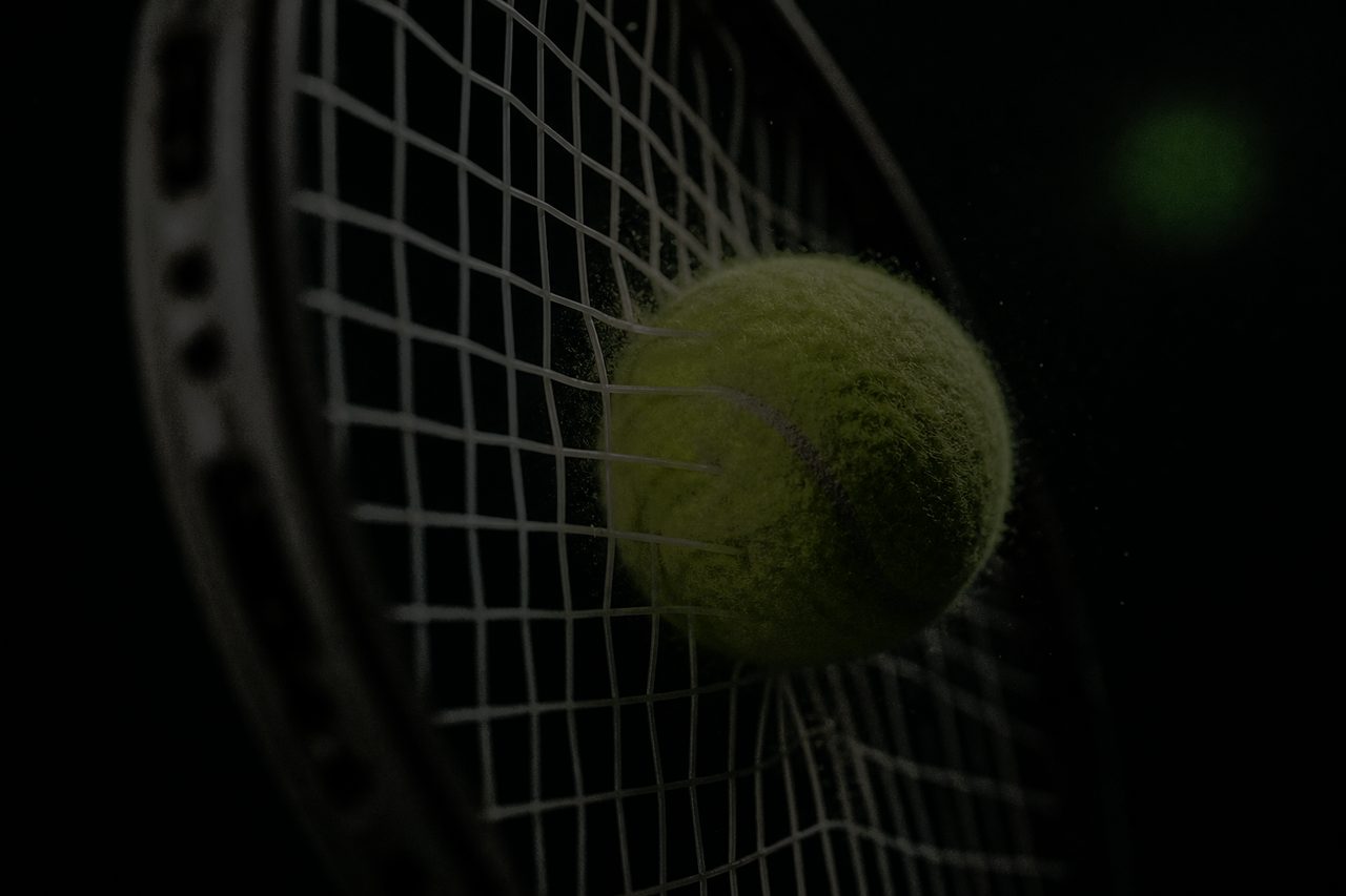 Nahaufnahme von Schlägersaiten im Moment des Ballkontakts